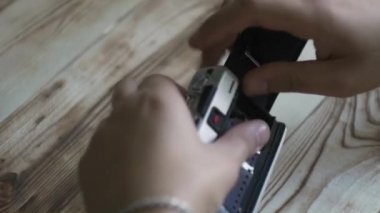 Erkek el closeup yeni film ayarla. Vintage fotoğraf makinesi. Rangefinder fotoğraf makinesi