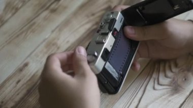 Erkek el closeup yeni film ayarla. Vintage fotoğraf makinesi. Rangefinder fotoğraf makinesi