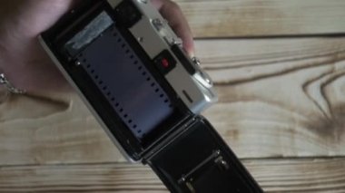 Erkek el closeup yeni film ayarla. Vintage fotoğraf makinesi. Rangefinder fotoğraf makinesi