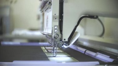 Bilgisayarlı makine nakış fabrikasında çalışan kadın mühendisi