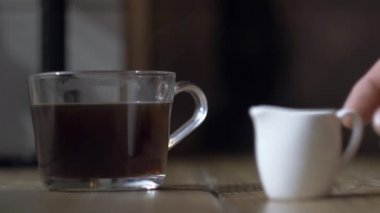 taze krema siyah bir güçlü kahve döktü. karanlık atmosfer kafeterya, güneşli öğleden sonra