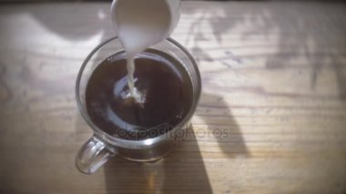 taze krema siyah bir güçlü kahve döktü. karanlık atmosfer kafeterya, güneşli öğleden sonra