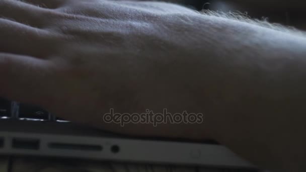 Taper les mains sur le clavier. Un homme tapant. fond en bois 