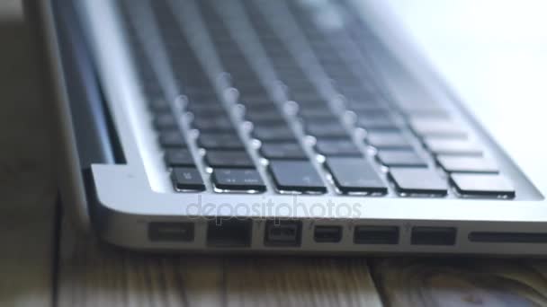 Hände tippen auf der Tastatur. Mann tippt. hölzerner Hintergrund — Stockvideo