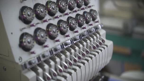 Industriële borduurwerk apparatuur. Textiel borduren machine in kledingstuk fabrikanten. — Stockvideo