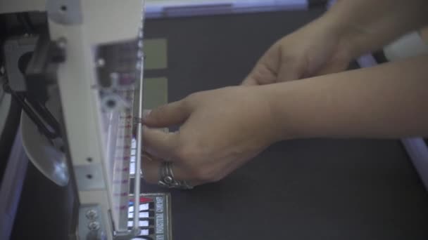 Engenheira feminina trabalhando em bordado de máquina computadorizada em uma fábrica — Vídeo de Stock