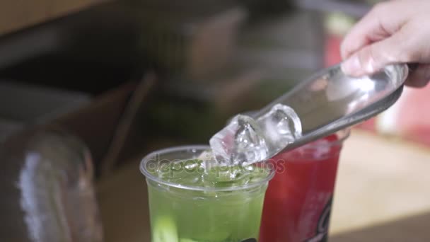 Ogórek i arbuz. Barman, Dokonywanie świeżą lemoniadę na festivale Sprzedawcy uliczni — Wideo stockowe