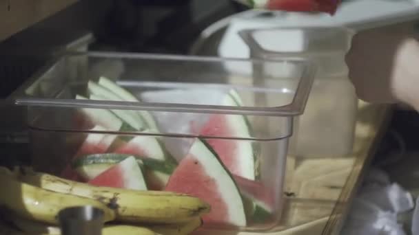 Cucumber and watermelon. Bartender making fresh lemonade on street food festivale — Stock Video