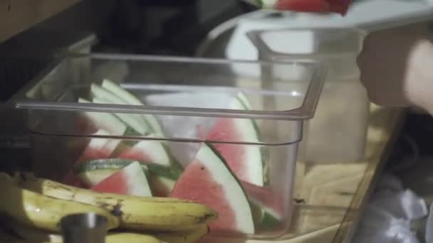 Pepino e melancia. Barman fazendo limonada fresca no festival de comida de rua — Vídeo de Stock