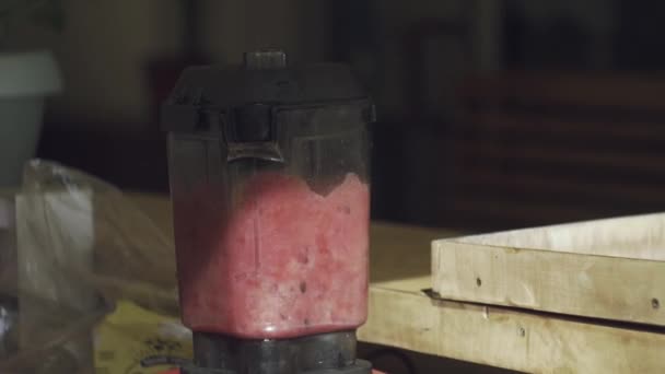 Concombre et pastèque. Barman faire de la limonade fraîche sur la nourriture de rue festivale — Video