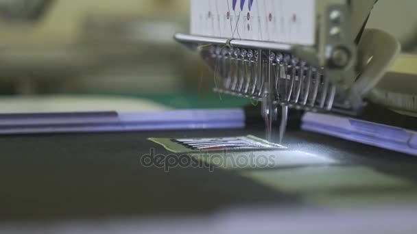 电脑的刺绣机，工作的妇女 — 图库视频影像