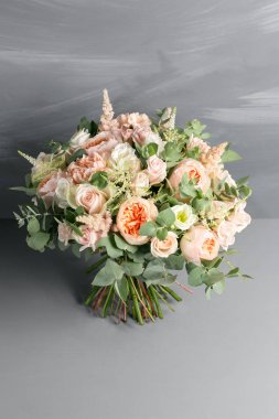 güzel gelin buketi gri arka plan üzerinde değişik çiçek yaptı. renkli renk karışımı çiçek. yakın çekim