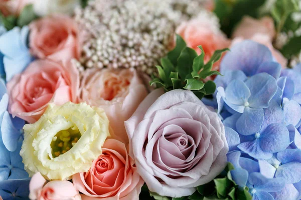 gri arka plan üzerinde değişik çiçek güzel buket yaptı. renkli renk karışımı çiçek. yakın çekim