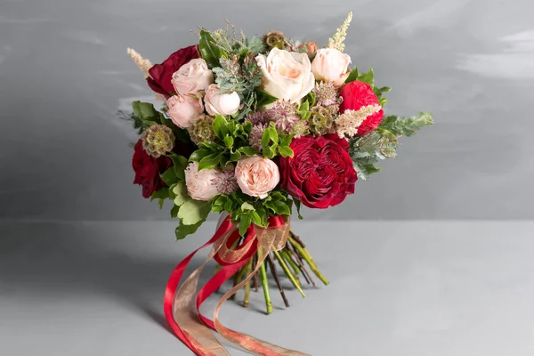 güzel gelin buketi gri arka plan üzerinde değişik çiçek yaptı. renkli renk karışımı çiçek. yakın çekim