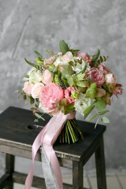 Arkasında gri duvar arka plan üzerinde karışık çiçekli buket bahar