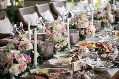 keten Tekstil. Süslü masa, bir tabak özenle düzenlenmiş peçete, çatal ve bıçak.