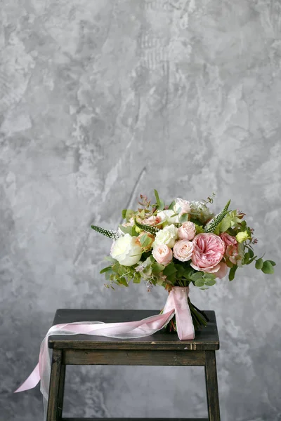Arkasında gri duvar arka plan üzerinde karışık çiçekli buket bahar