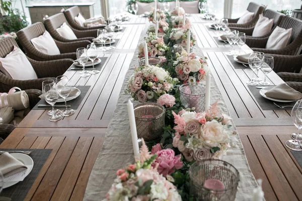 Lüks, zarif düğün resepsiyon masası düzenlemesi, çiçek süsü.
