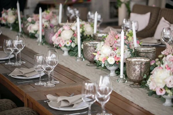 Luxusní, elegantní svatební recepce uspořádání stolu, květinové centrum — Stock fotografie