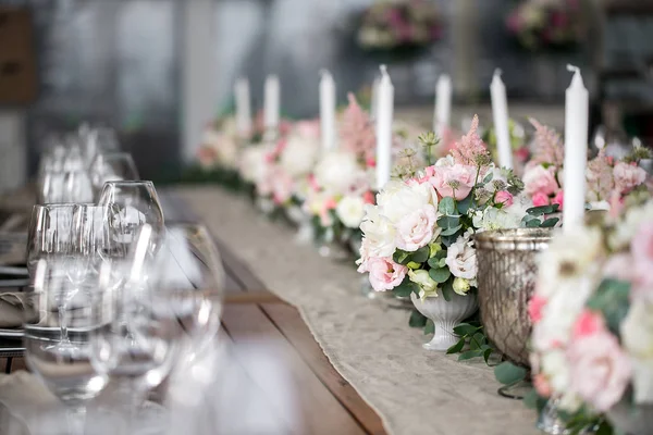 Luxe, élégant arrangement de table de réception de mariage, pièce maîtresse florale — Photo