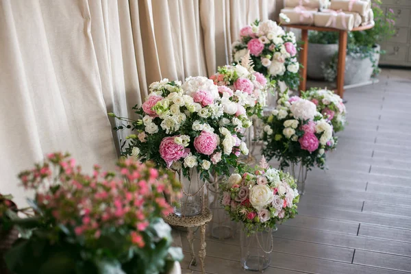 Beyaz bir Roma Vazoda Çiçekler düzenlemek