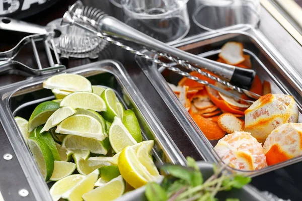 Bar al aire libre. Ingredientes para hacer coctelería de verano alcohólica y herramientas de bar, fondo de bebida . —  Fotos de Stock