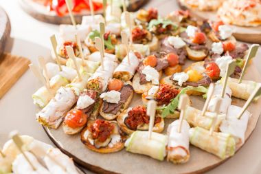 Peynir, et, rulo, ekmek ve sebze ile çeşitli kanepe. seçici odak