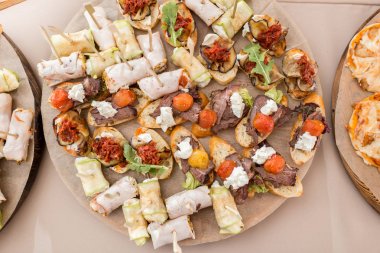 Peynir, et, rulo, ekmek ve sebze ile çeşitli kanepe. seçici odak