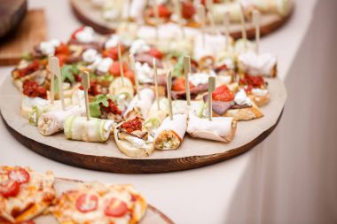 Peynir, et, rulo, ekmek ve sebze ile çeşitli kanepe. seçici odak