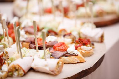 Peynir, et, rulo, ekmek ve sebze ile çeşitli kanepe. seçici odak