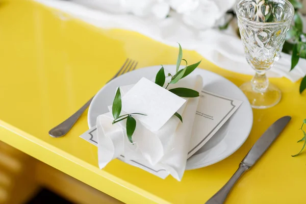 Velas y copas en una mesa de bodas decorada. enfoque selectivo —  Fotos de Stock