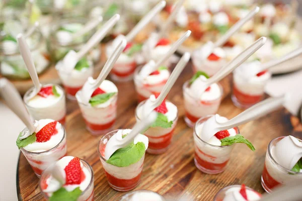 Bardak büfe catering, pembe renkli çilekli tatlı