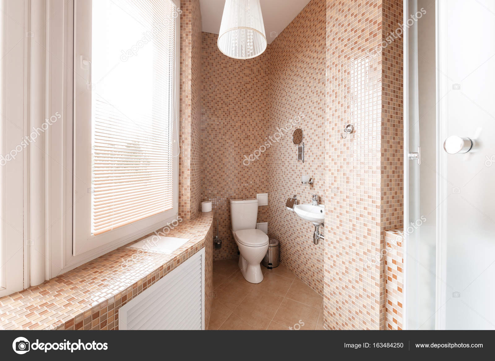 Moderne Luxus-Badezimmer mit Dusche und Fenster. Interior design ... Moderne Luxus-Badezimmer mit Dusche und Fenster. Interior design ...