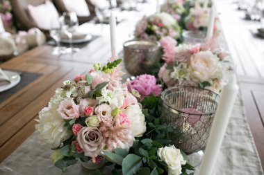 Lüks, zarif düğün resepsiyon masası düzenlemesi, çiçek süsü.