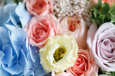 gri arka plan üzerinde değişik çiçek güzel buket yaptı. renkli renk karışımı çiçek. yakın çekim