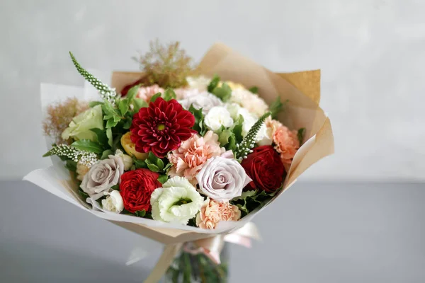 Piękny bukiet z różnych kwiatów na szarym tle. kolor kolorowy kwiat mix. miejsce — Zdjęcie stockowe