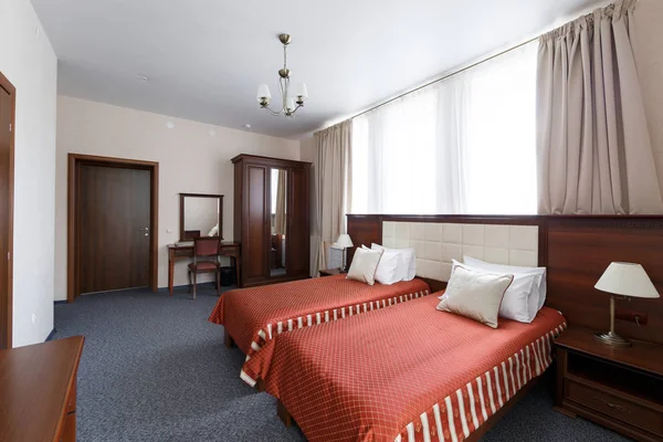 Apartamento del hotel, dormitorio interior por la mañana — Foto de Stock