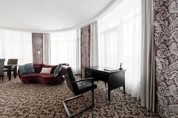 Apartamento del hotel, sala de estar interior por la mañana — Foto de Stock
