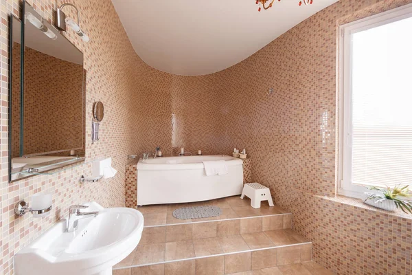 Moderno baño de lujo con bañera y ventana. Diseño de interiores . — Foto de Stock