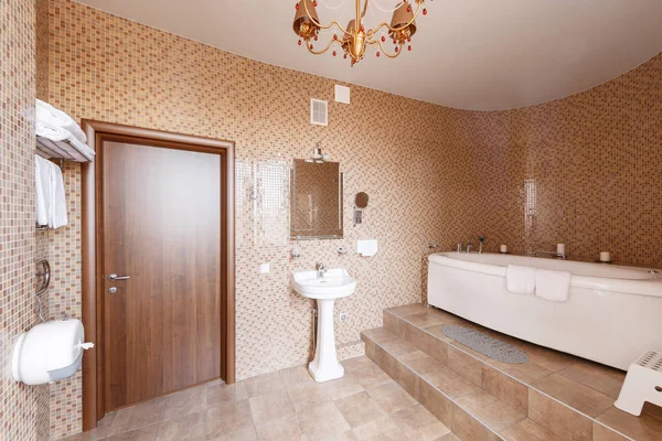 Modern lüks banyo küvet ve pencere. İç tasarım. — Stok fotoğraf