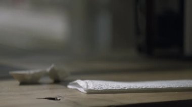 Erkekler peçeteye yazma ve kahve başka bir elinde tutan el.