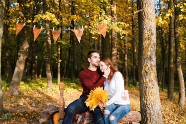 sonbahar piknik. Mutlu çift gitar ile çadır yakınındaki.