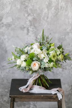 Arkasında gri duvar arka plan üzerinde karışık çiçekli buket bahar