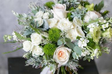 Arkasında gri duvar arka plan üzerinde karışık çiçekli buket bahar