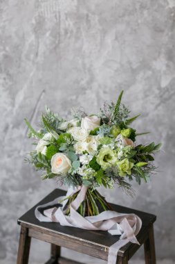 Arkasında gri duvar arka plan üzerinde karışık çiçekli buket bahar