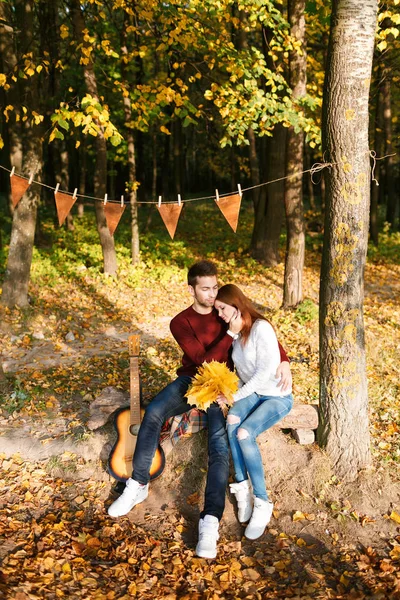 Sonbahar piknik. Mutlu çift gitar ile çadır yakınındaki. — Stok fotoğraf