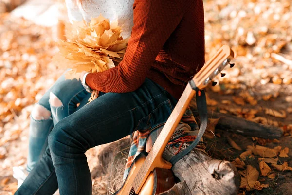 Jesienny piknik. Szczęśliwa para z gitara w pobliżu namiotu. — Zdjęcie stockowe