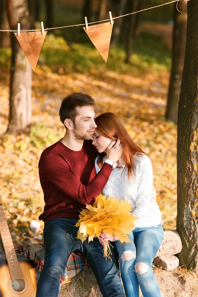 Podzimní piknik. Šťastný pár s kytarou u stanu. — Stock fotografie