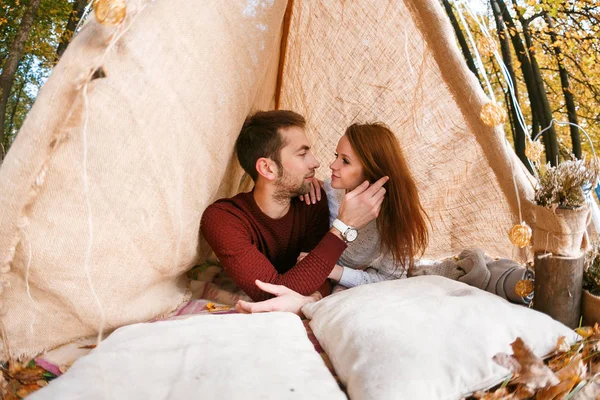 Férfi és nő túrázók az őszi természet kemping. Boldog fiatal pár backpackers kemping sátor. — Stock Fotó