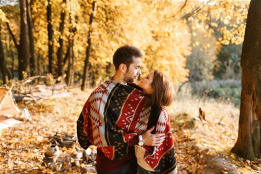 sonbahar kamp. Mutlu çifte sarılma ve iki sıcak bir battaniye altında